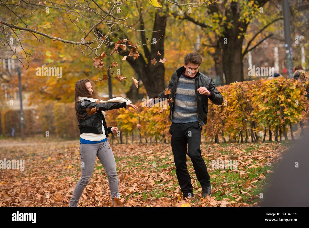 Felice coppia giovane in autunno Park Foto Stock