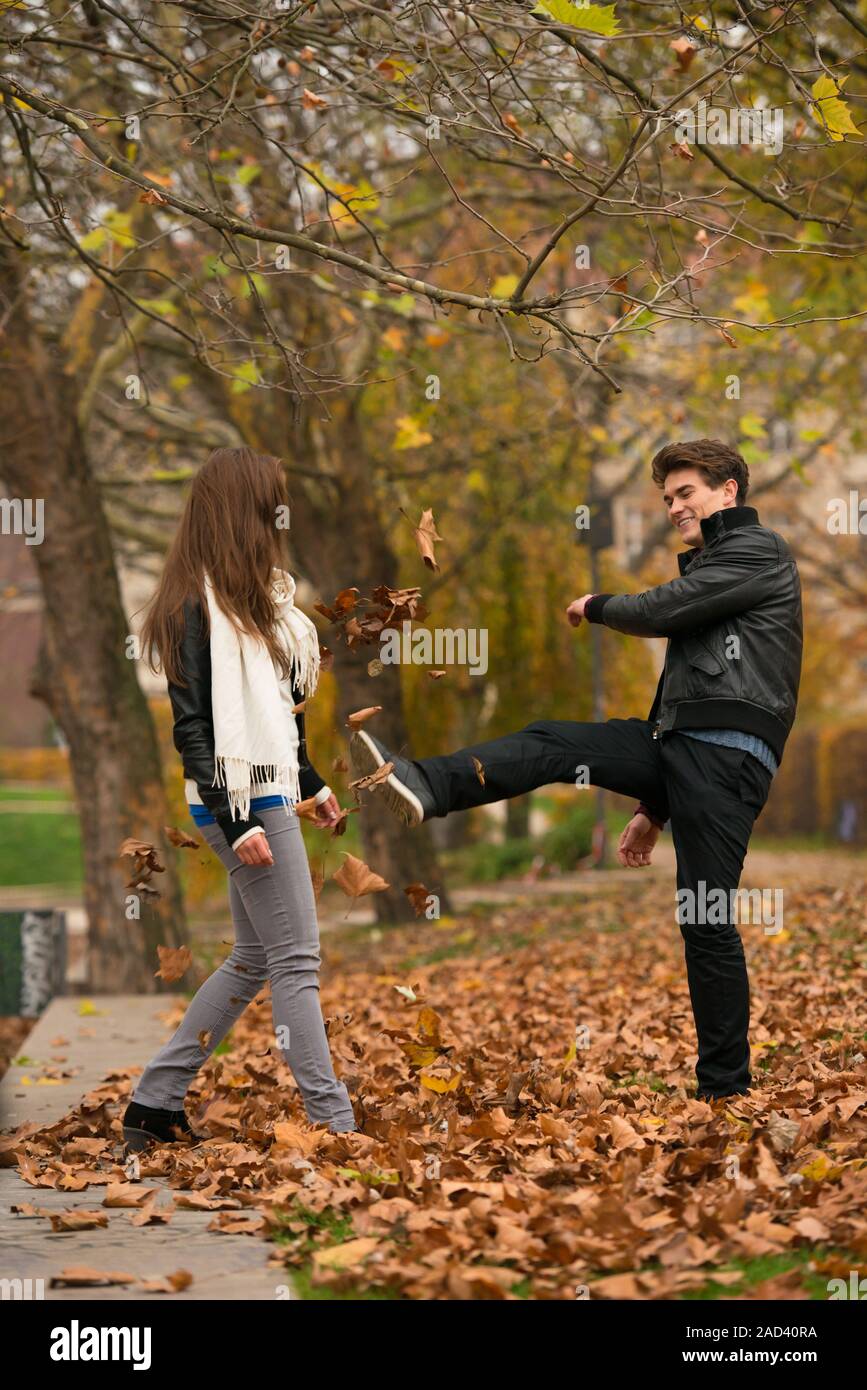 Felice coppia giovane in autunno Park Foto Stock