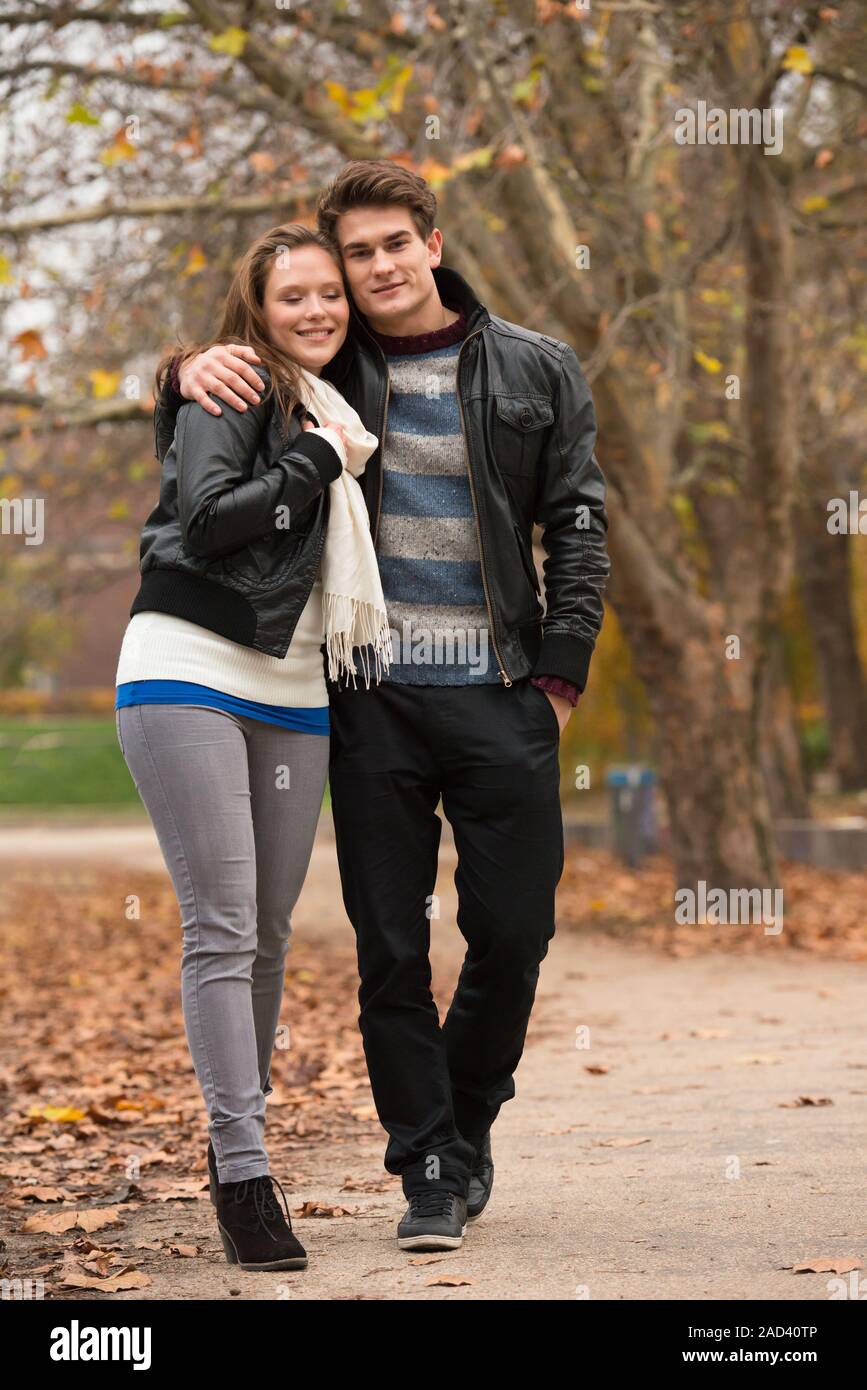 Felice coppia giovane in autunno Park Foto Stock