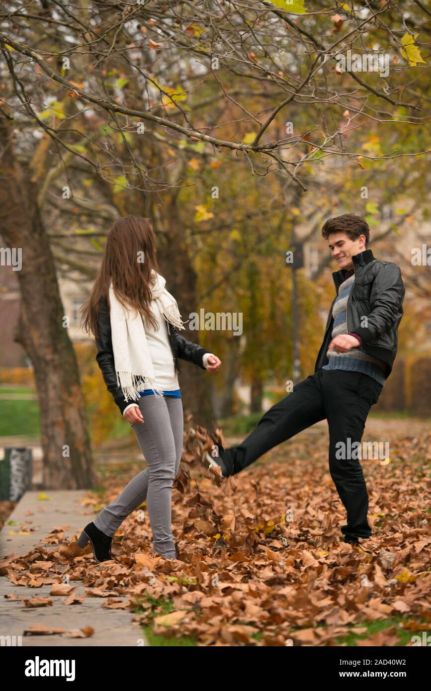 Felice coppia giovane in autunno Park Foto Stock