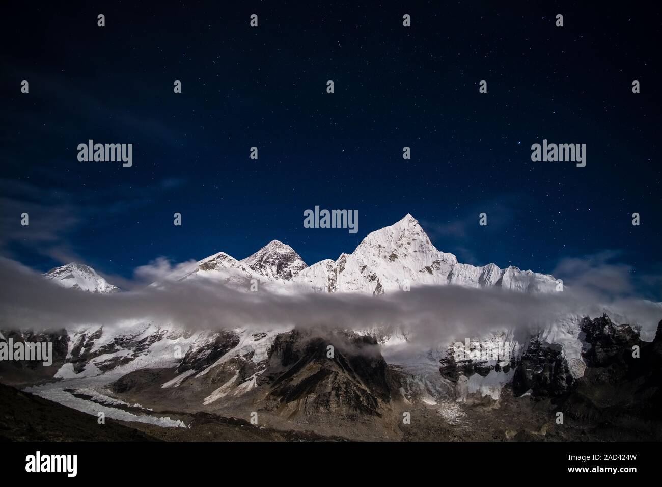 I vertici di Mt. Everest e Mt. Sul Nuptse sopra il ghiacciaio Khumbu alla luna piena notte con stelle, visto da di Kala Patthar Foto Stock