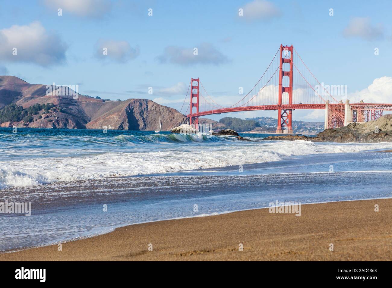 Il Golden Gate bridge come si vede da Baker Beach sull'oceano pacifico dell'entrata di San Francisco Bay, San Francisco, California, Stati Uniti d'America. Foto Stock