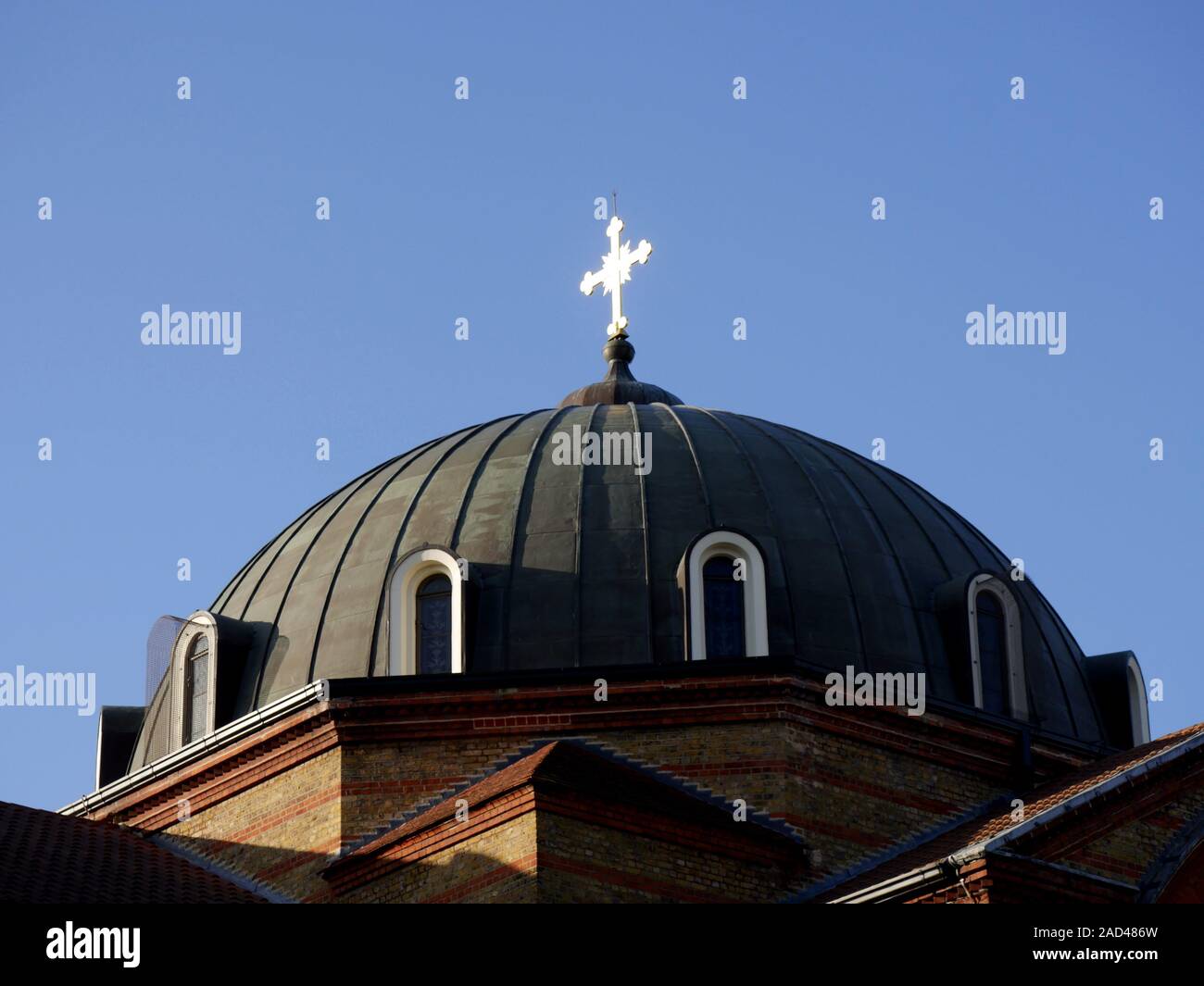 La cupola e la croce di San Sophia chiesa greco ortodossa, Bayswater, London, Regno Unito Foto Stock