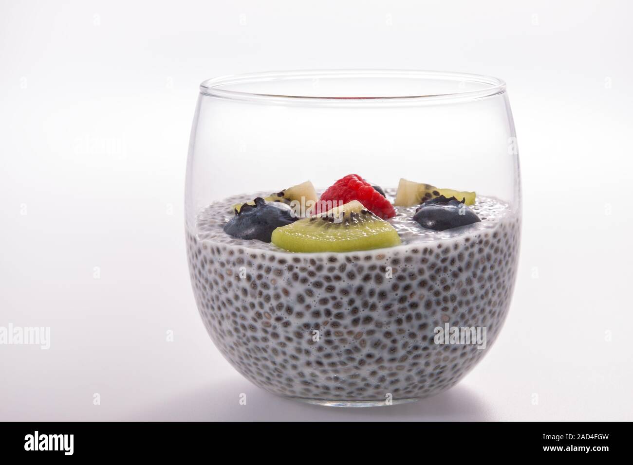 Chia poudding sana colazione con fresche kiwi e mirtilli frutti isolato su bianco Foto Stock