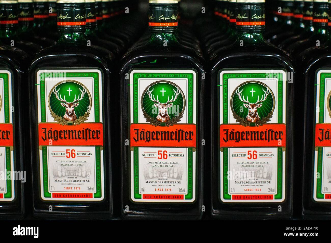 Tyumen, Russia-November 05, 2019: Bottiglia di Jagermeister, Tedesco il digestivo realizzato con 56 erbe e spezie, il prodotto di punta del montante di sollevamento Foto Stock