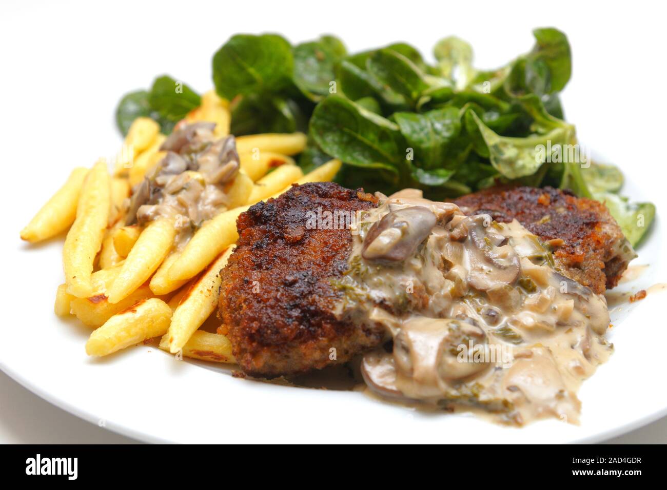 Le polpette di carne con le dita a forma di gnocchi di patate e insalata di mais e crema di sugo di funghi Foto Stock