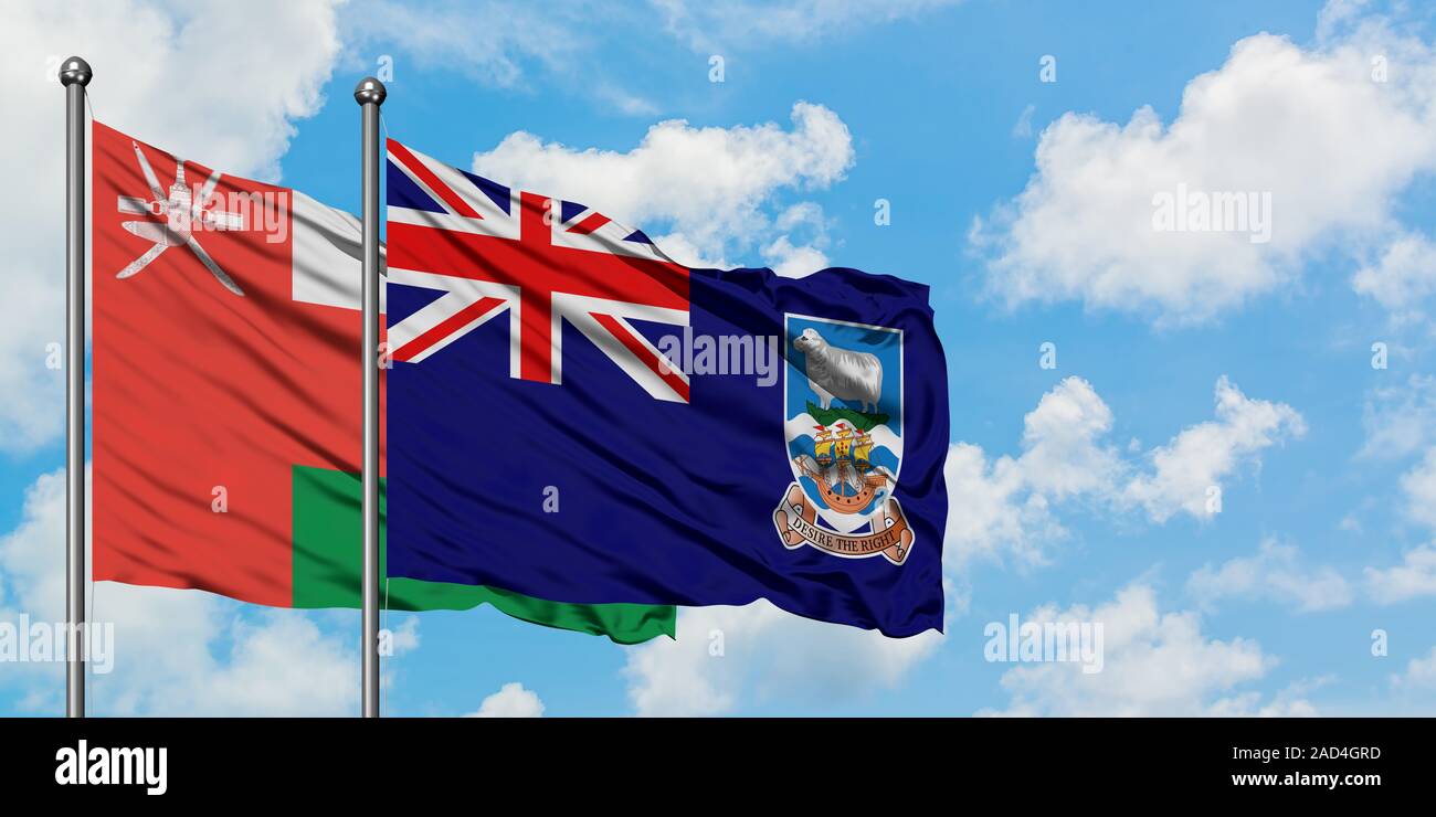 Oman e Isole Falkland bandiera sventolare nel vento contro bianco torbido cielo blu insieme. Concetto di Diplomazia e relazioni internazionali. Foto Stock