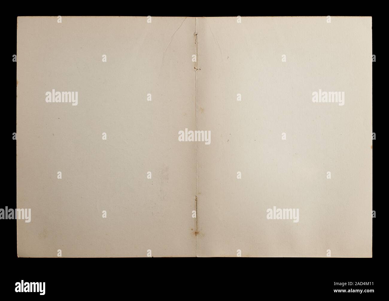 Libro antico è dispiegata che mostra le pagine testurizzata isolati su sfondo nero. Foto Stock