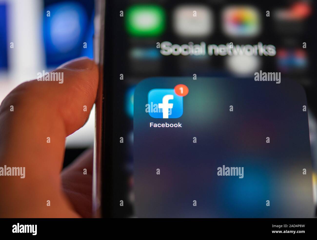 NY - NOV 25: Facebook App o applicazione sullo schermo del telefono cellulare il 25 novembre. 2019 NEGLI STATI UNITI Foto Stock