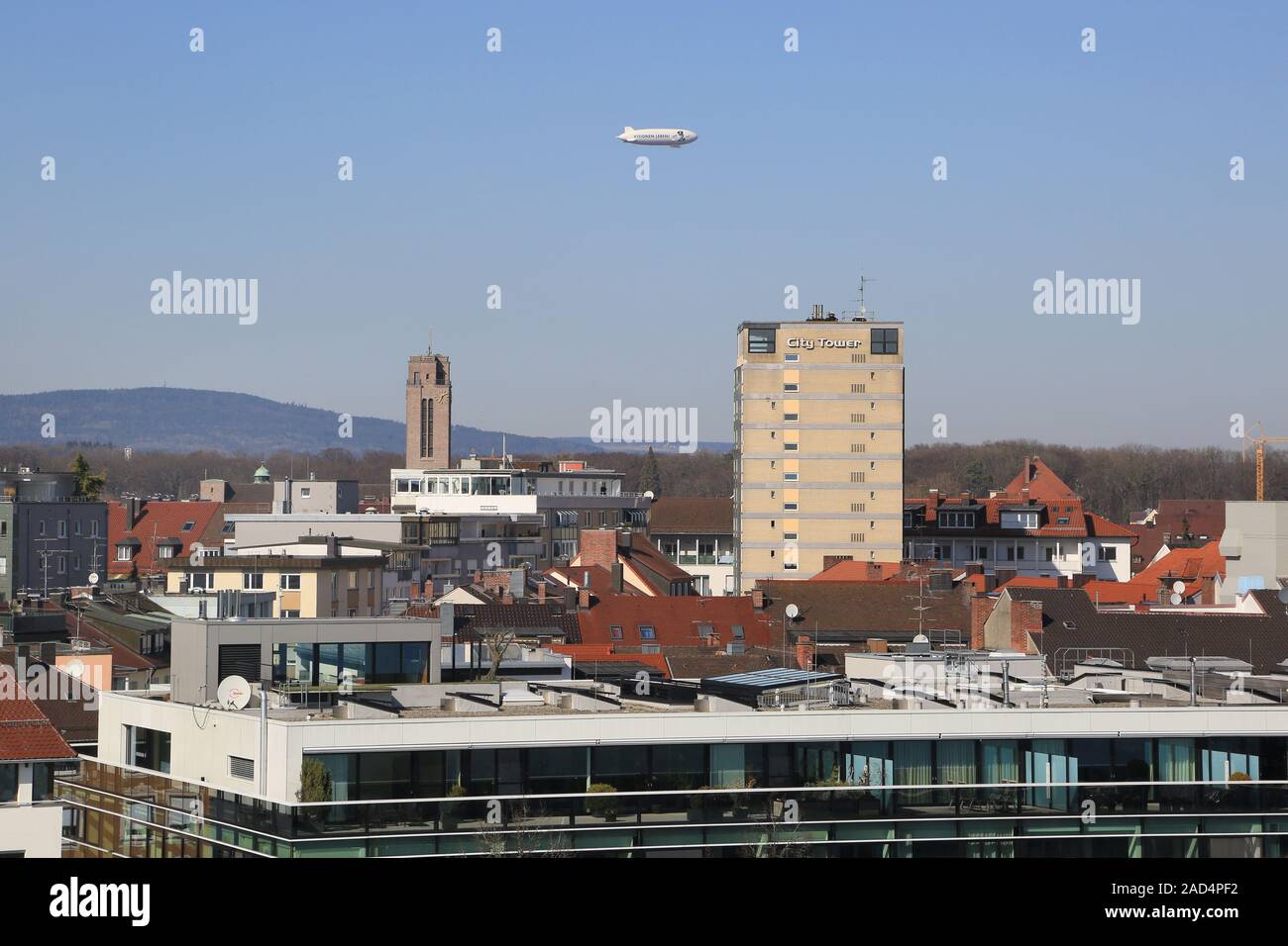 Friedrichshafen, downtown con torre di città e Zeppelin Foto Stock