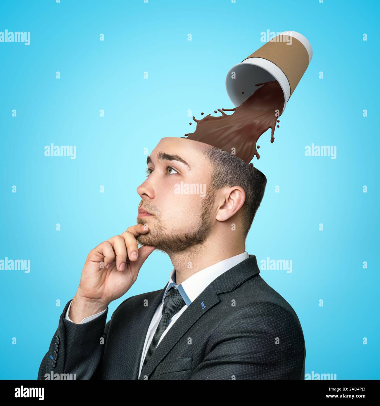 Pensando imprenditore con carta di tazza di caffè la fuoriuscita nella sua testa su sfondo blu. Idee creative. Modo di pensare. Bibite e bevande. Foto Stock
