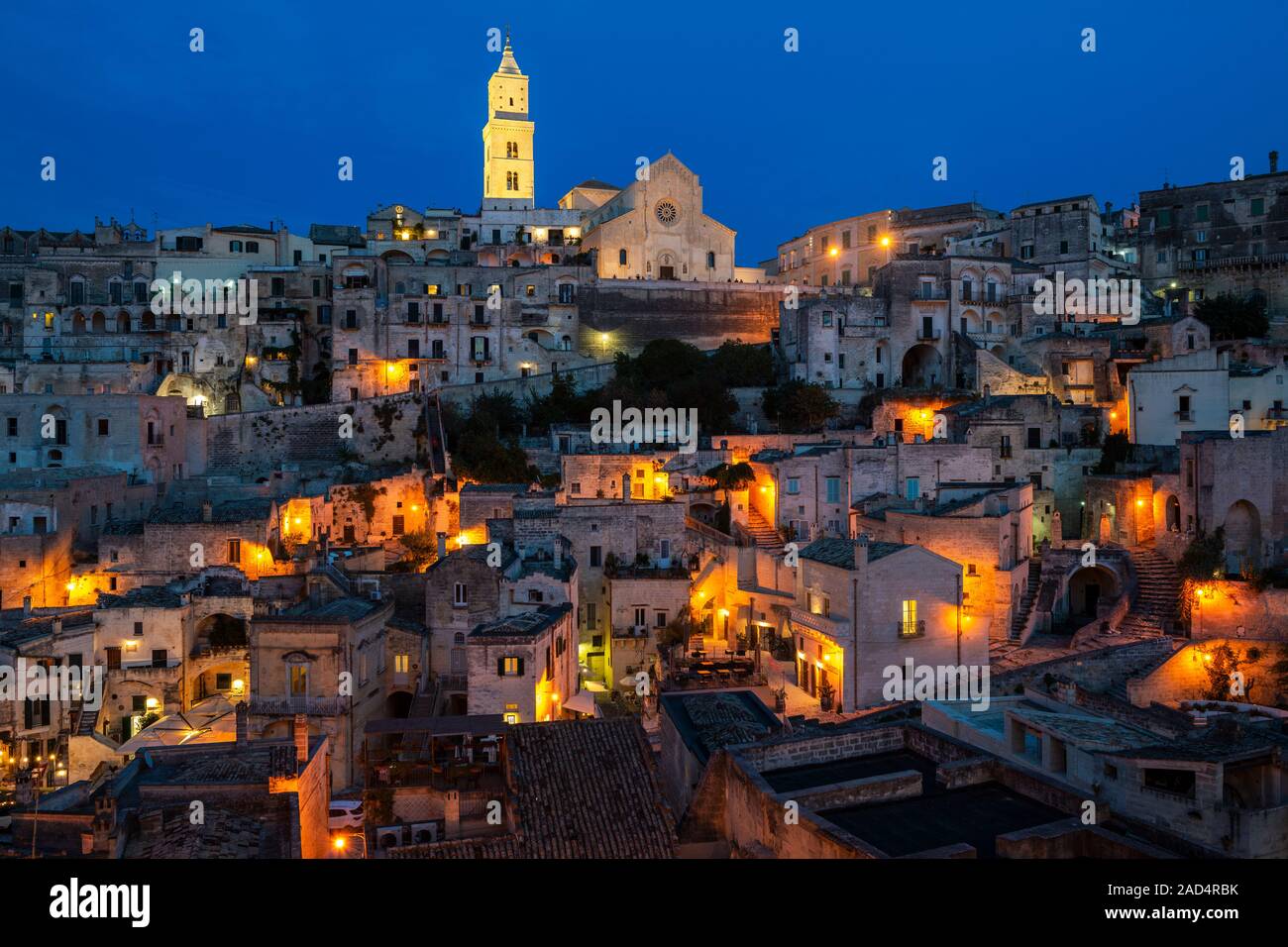 Vista notturna dal Via Piave attraverso il Sasso Barisano a Matera  cattedrale nel quartiere dei Sassi di Matera, Basilicata, Italia  Meridionale Foto stock - Alamy