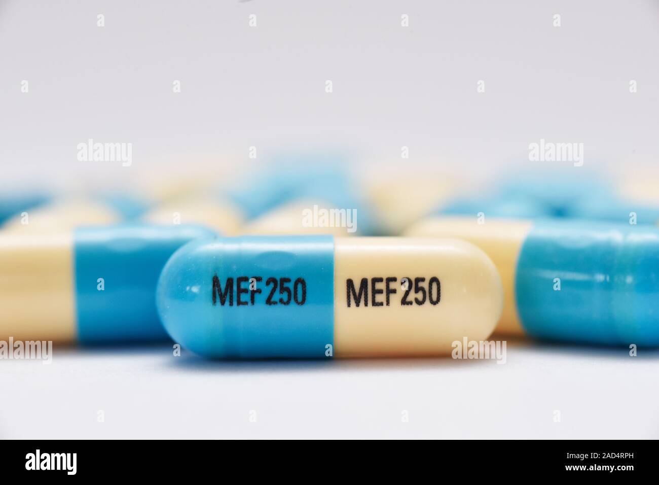 Acido mefenamico capsule di farmaco. Questo farmaco antinfiammatorio non  steroideo (FANS) è usato per trattare il dolore causato da periodi di  pesanti e artrite reumatoide Foto stock - Alamy