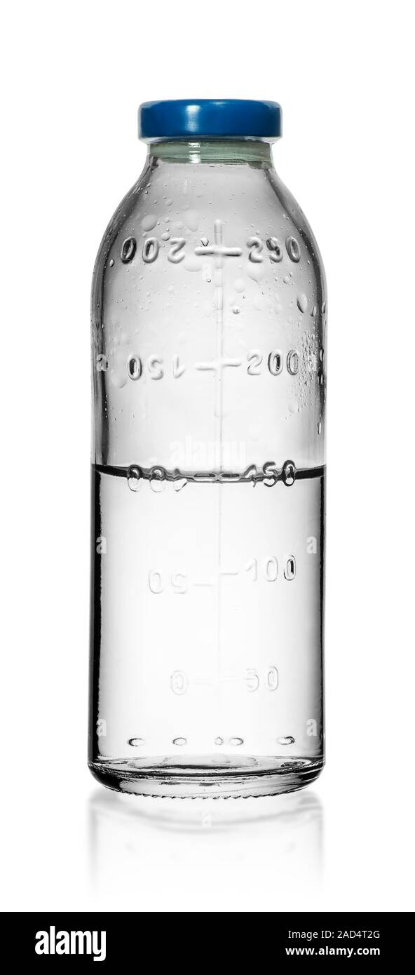Bottiglie di medici per infusi con soluzione salina fisiologica isolato Foto Stock