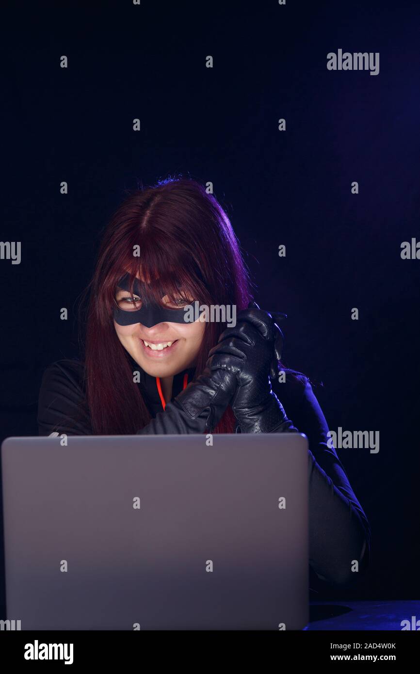 Di notte la ragazza di hacker in maschera Foto Stock
