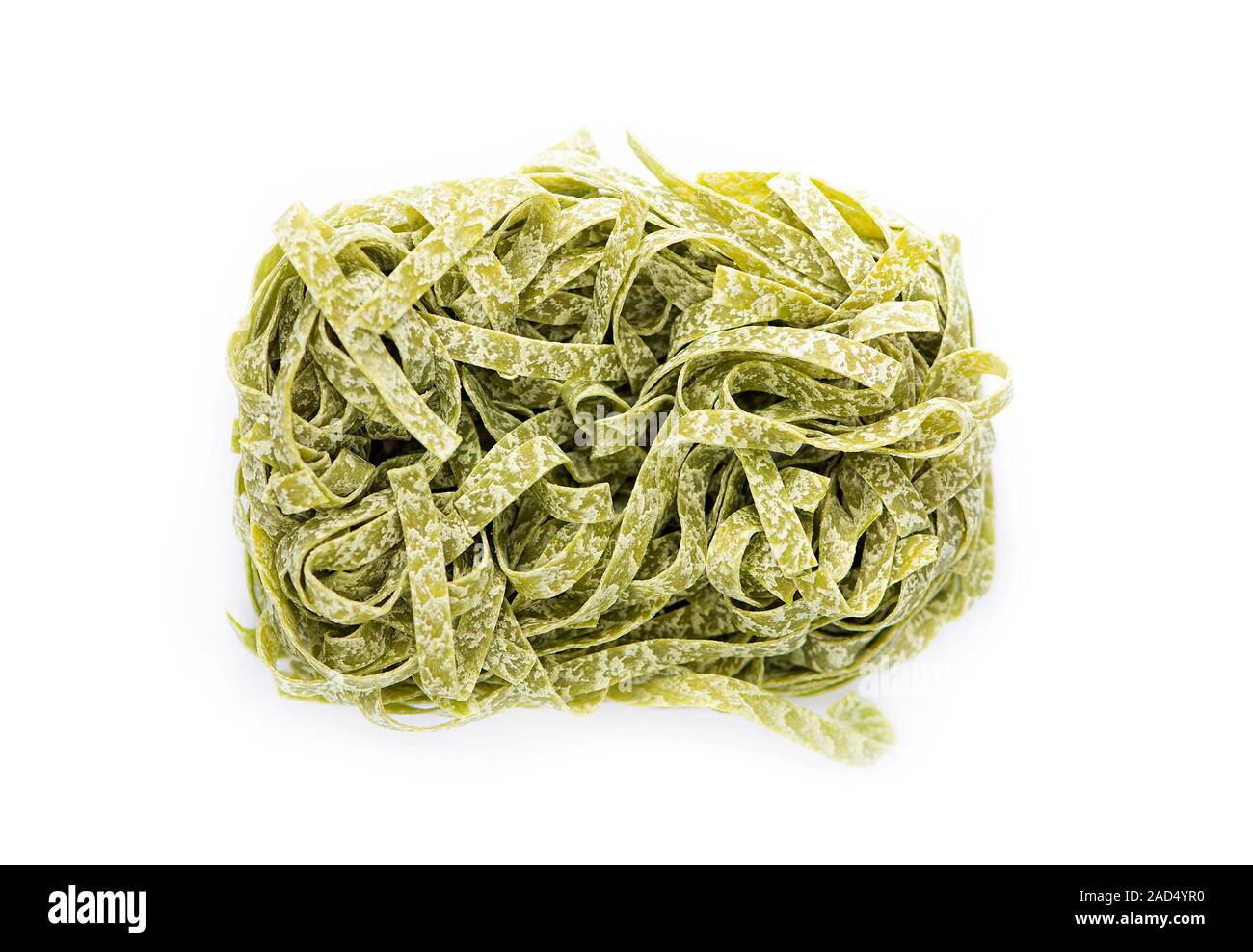 Close-up secco grezzo pasta agli spinaci isolati su sfondo bianco, vista dall'alto Foto Stock