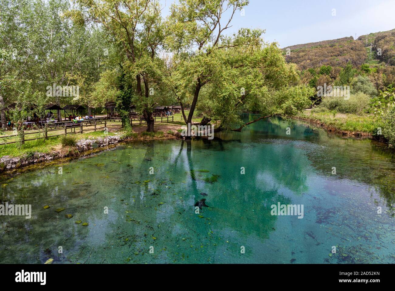 Un picnic nel parco di grassano in Telese in provincia di Benevento Foto  stock - Alamy