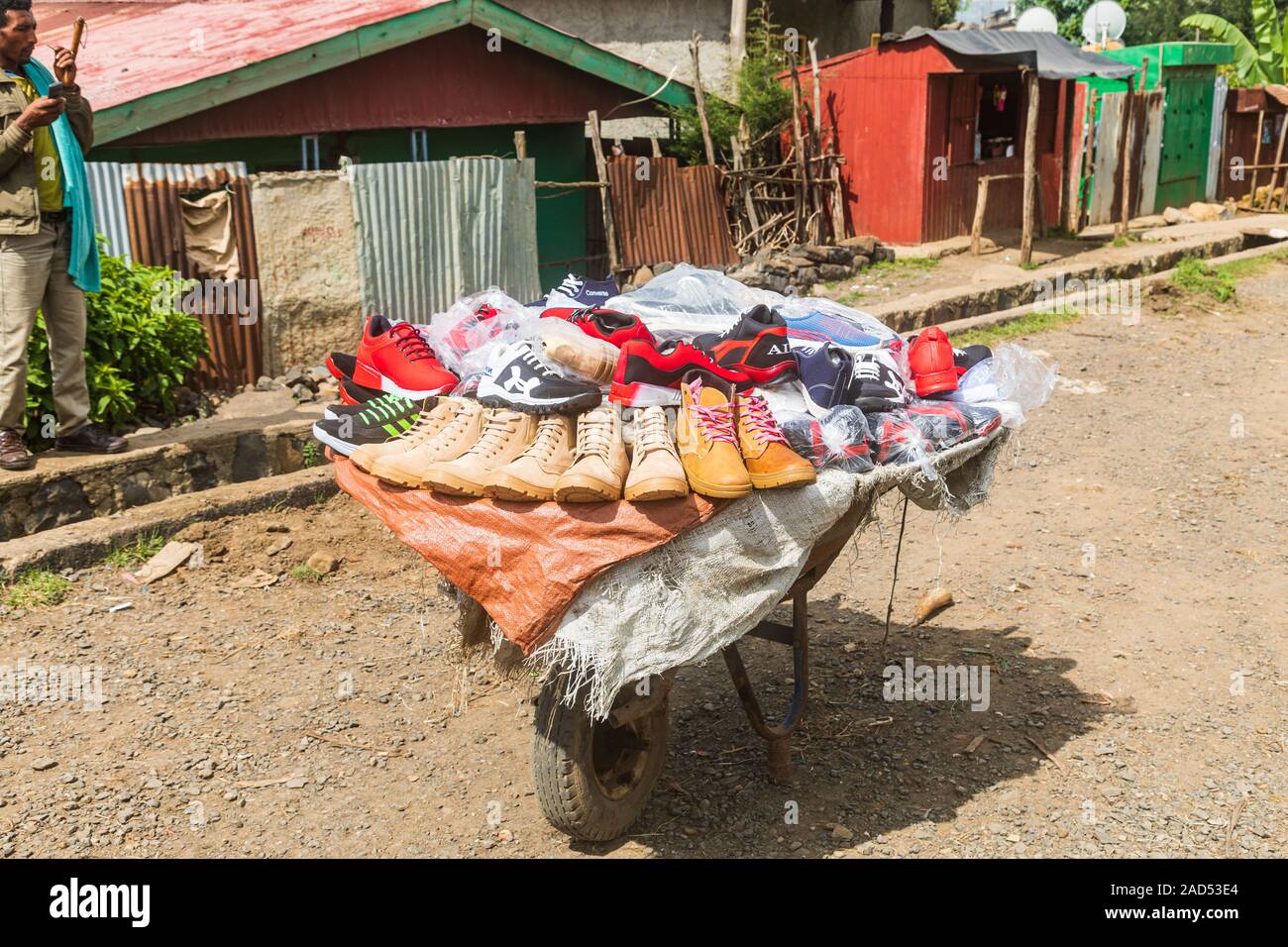 Etiopia. Amhara. Sbarcare. Settembre 21, 2019. Le scarpe per la vendita al mercato di sbarcare. Foto Stock