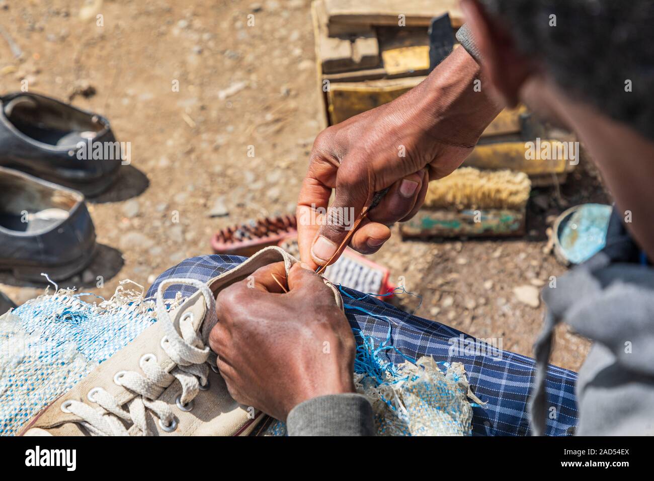 Etiopia. Amhara. Sbarcare. Settembre 21, 2019. Uomo che ripara le scarpe al mercato di sbarcare. Foto Stock