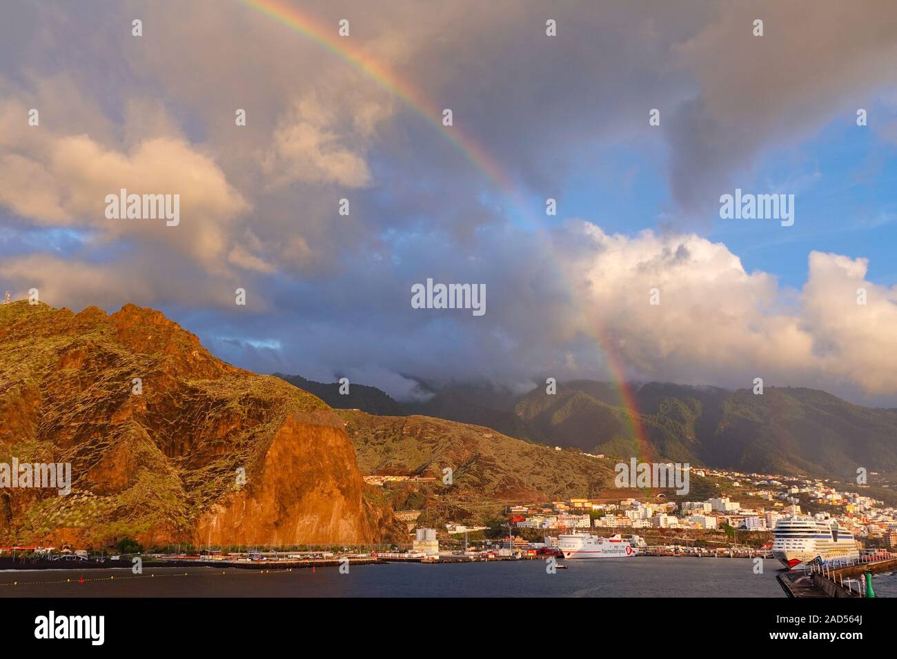 Traghetto, Ciudad de Cadiz, Trasmediterranea e passeggero nave da crociera Aida Stella nel porto di La Palma con case in background. Foto Stock