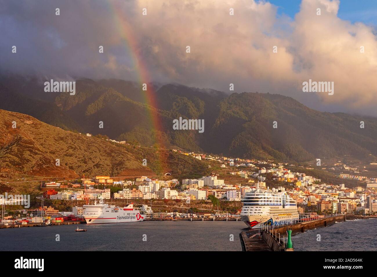Traghetto, Ciudad de Cadiz, Trasmediterranea e passeggero nave da crociera Aida Stella nel porto di La Palma con case in background. Foto Stock