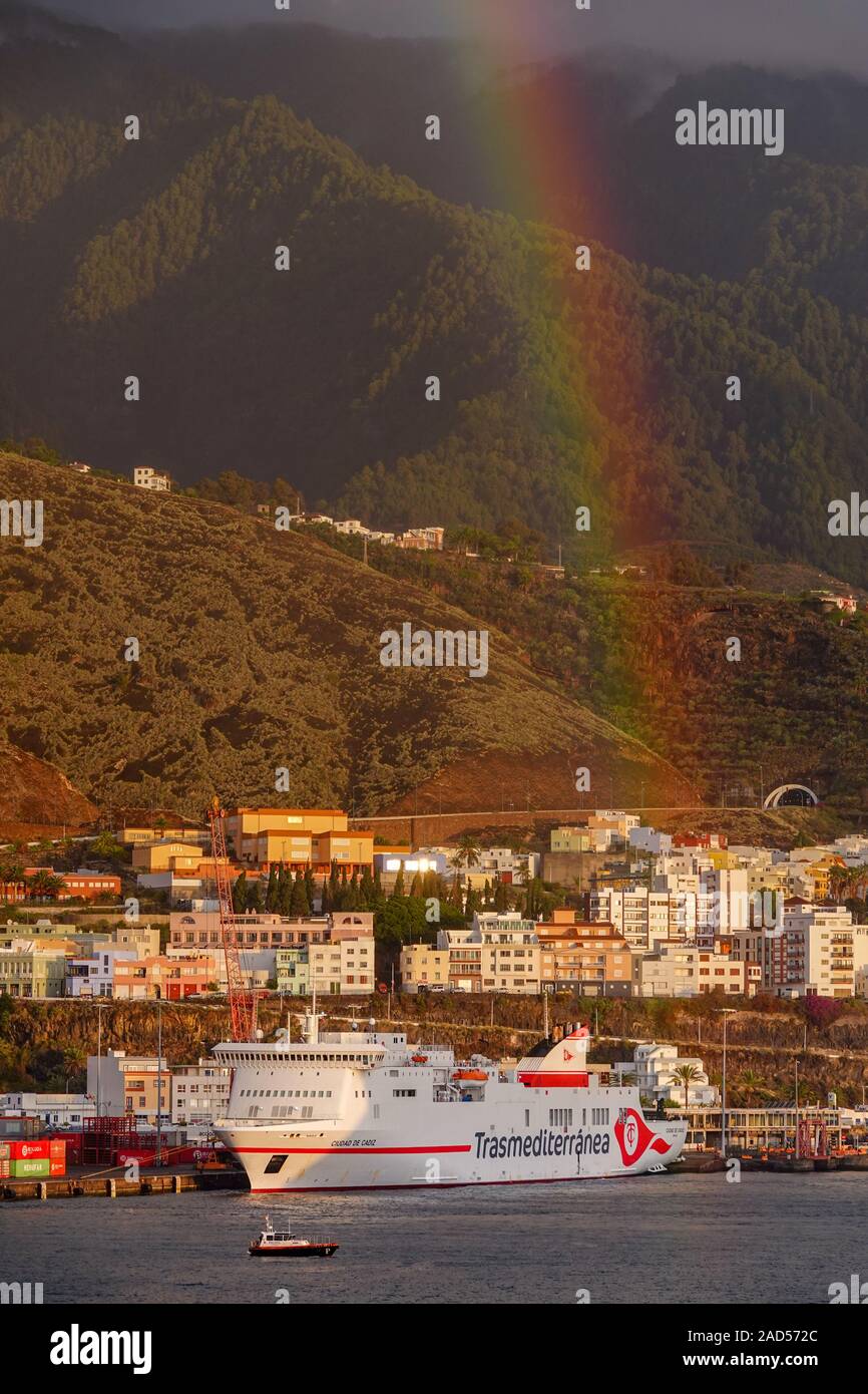 Traghetto, Ciudad de Cadiz, Trasmediterranea nel porto di La Palma con case in background. Foto Stock