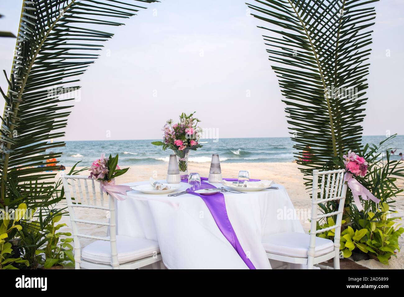 Tabella servito sulla riva del mare Foto Stock