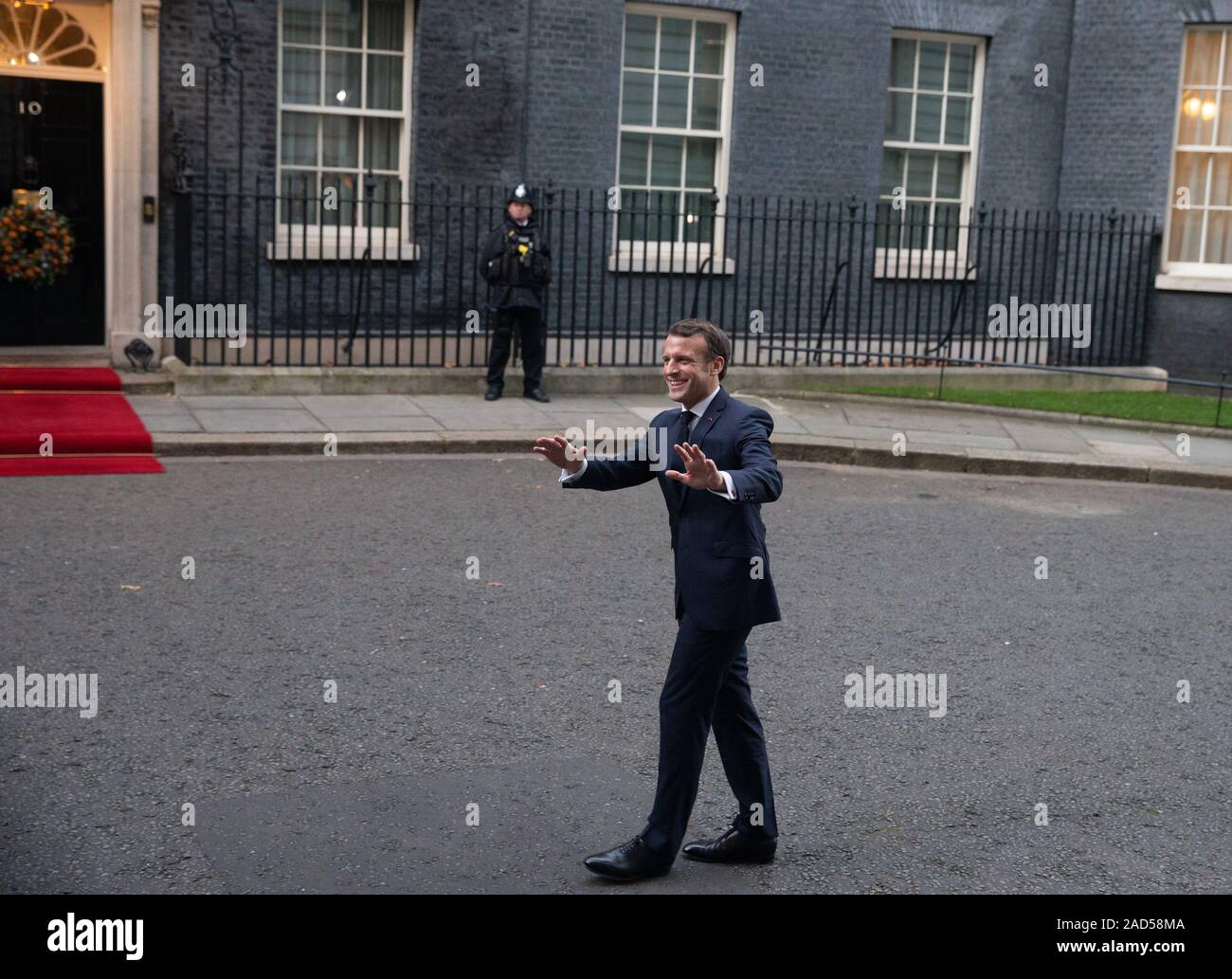 Londra, Regno Unito. 3 Dic 2019. Emmanuel Macron, Presidente della Francia, arriva al numero 10 di Downing Street. Capi di Stato visita 10 di Downing Street per colloqui con il Primo ministro britannico, Boris Johnson. Credito: Tommy Londra/Alamy Live News Foto Stock