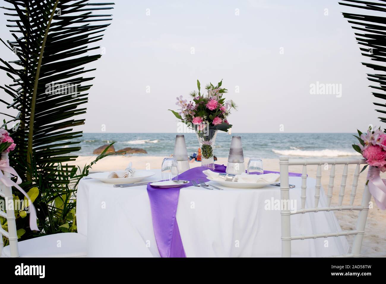 Coperti da tavola sulla riva del mare Foto Stock