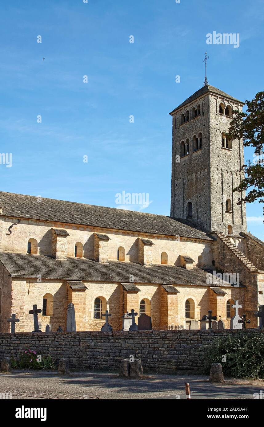 San Martin de Chapaize chiesa cattolica, antico edificio religioso, campanile romanico, 11-12 secoli, croci, cimitero, muro di pietra, Saône-et-Loir Foto Stock