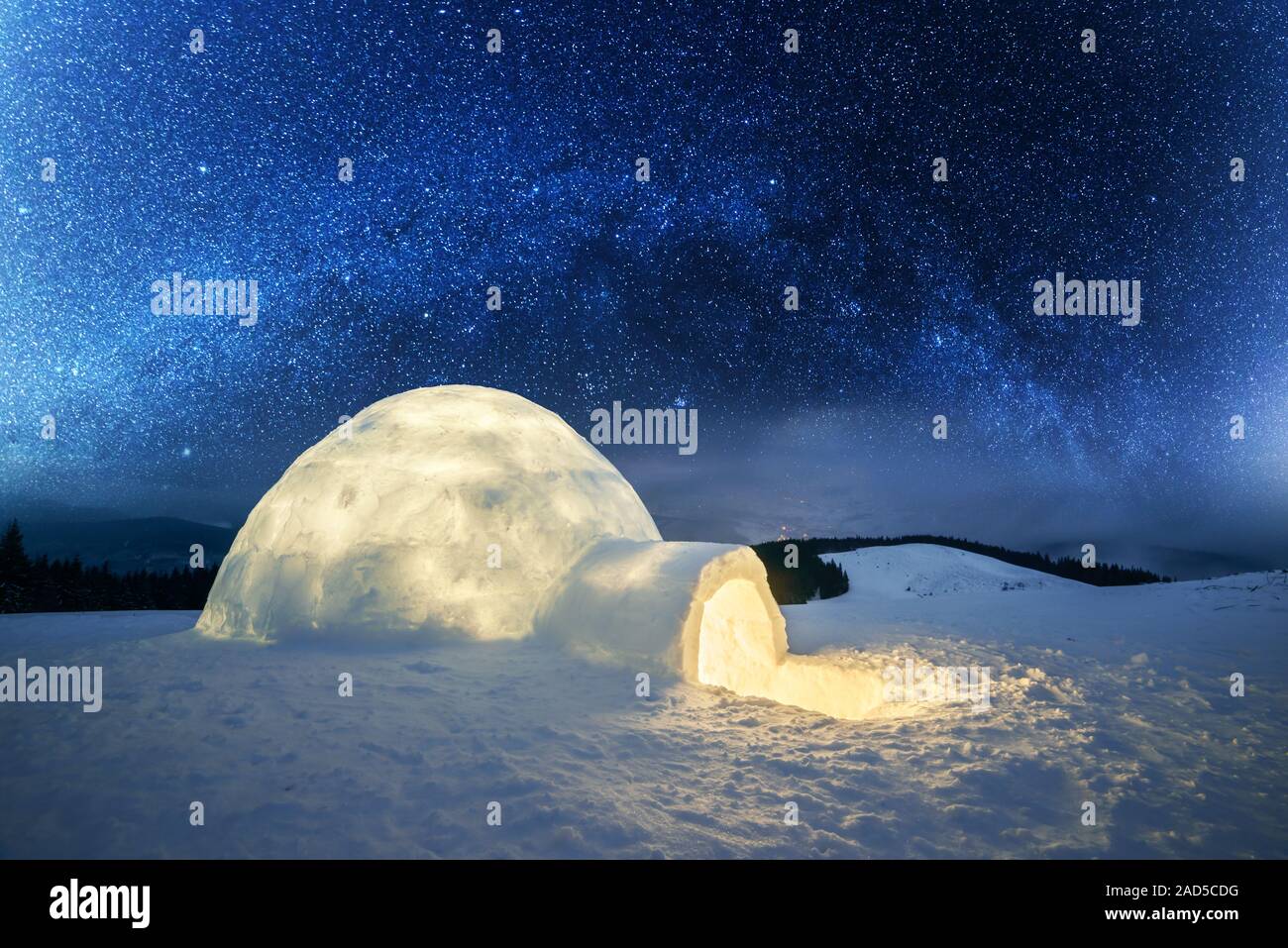Fantastico paesaggio invernale incandescente da star light. Scena invernale con snowy igloo e la via lattea nel cielo notturno Foto Stock