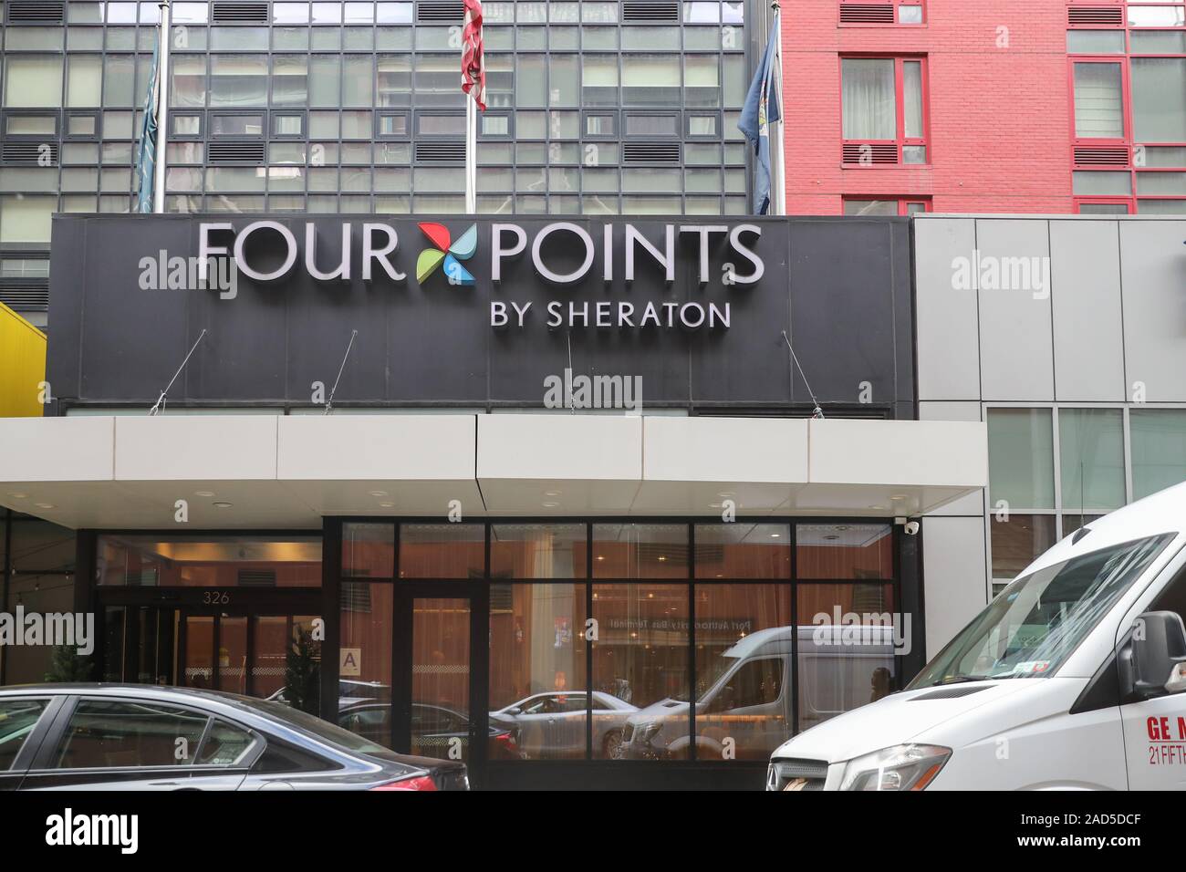 New York Novembre 28 2019: Segno di Four Points Sheraton in Manhattan Plaza di New York City, Four Points Sheraton è un marchio di hotel busin mirati Foto Stock