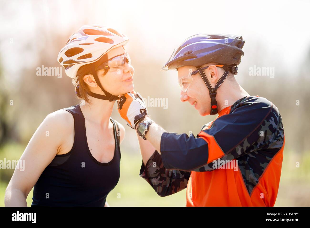 I ciclisti in caschi in posizione di parcheggio Foto Stock