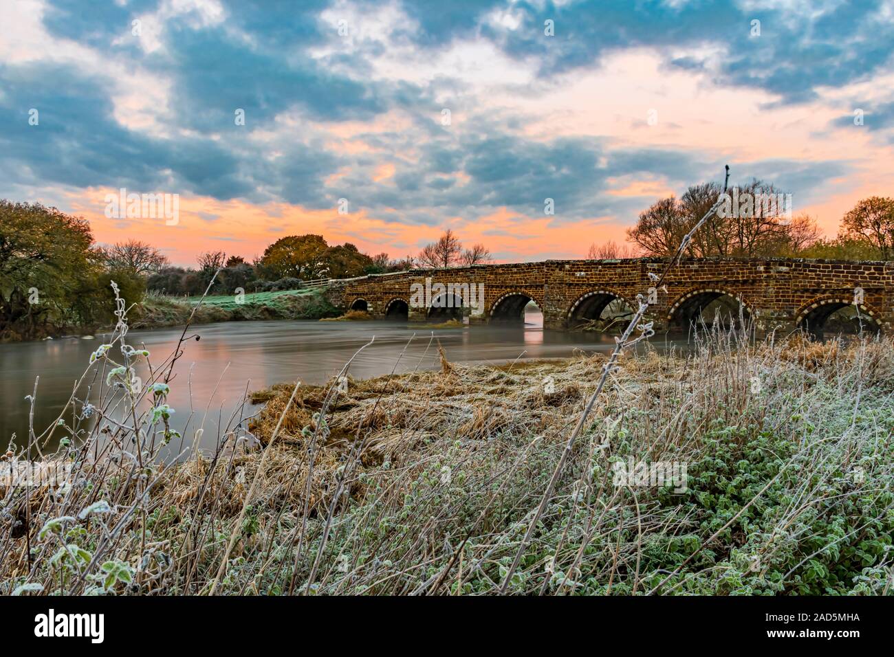 Alba sul Mulino Bianco ponte sul fiume Stour Foto Stock