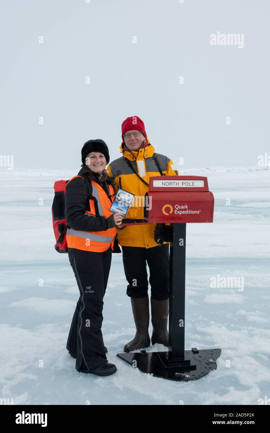 La Russia, alta artico, Polo Nord geografico, 90 gradi nord. Quark  Expeditions turisti nella parte anteriore del Polo Nord cassetta postale  Foto stock - Alamy