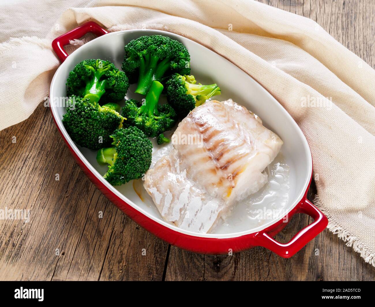 Il merluzzo bianco di pesce cotto al forno con broccoli - Dieta sana cibo  sano. In legno rustico sfondo marrone, vista laterale, il fuoco selettivo  Foto stock - Alamy