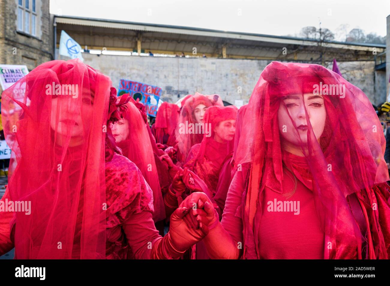 I manifestanti della ribellione rossa di Extinction sono raffigurati a Bath mentre si uniscono agli studenti e ai bambini delle scuole in una marcia di protesta sul cambiamento climatico. 29-11-19 Foto Stock