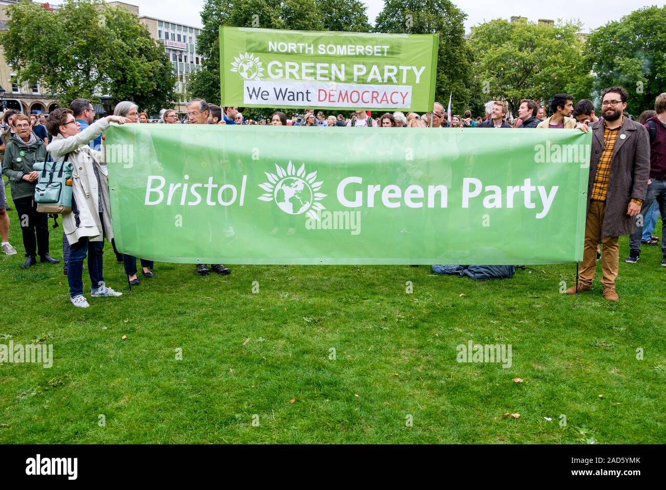 I manifestanti che portano un banner Green Party sono raffigurati mentre prendono parte a una marcia di protesta di Stop Boris Johnson a Bristol, Regno Unito 03-09-19 Foto Stock