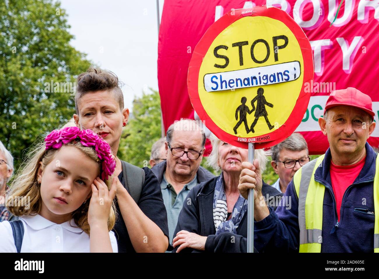 I manifestanti che portano cartelli e cartelli anti Boris Johnson sono raffigurati mentre prendono parte ad una marcia di protesta di Stop Boris Johnson a Bristol, Regno Unito 03-09-19 Foto Stock