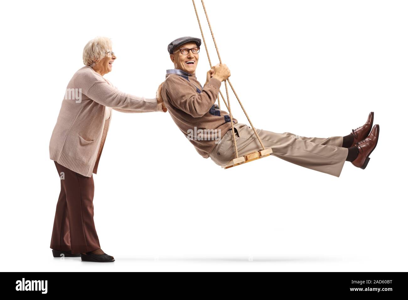 Anziana sposa spingendo il marito su altalena isolati su sfondo bianco Foto Stock