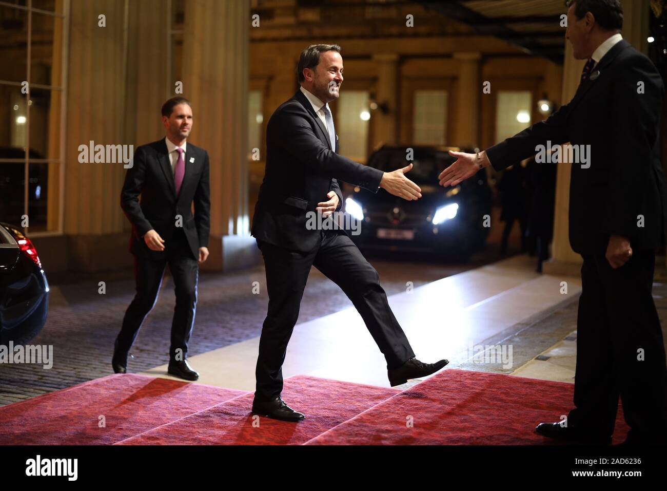 Primo ministro del Lussemburgo Xavier Bettel e suo marito Gauthier Destenay in arrivo o un ricevimento a Buckingham Palace di Londra per i leader della NATO hanno per contrassegnare i 70 anni dell'alleanza NATO. Foto Stock