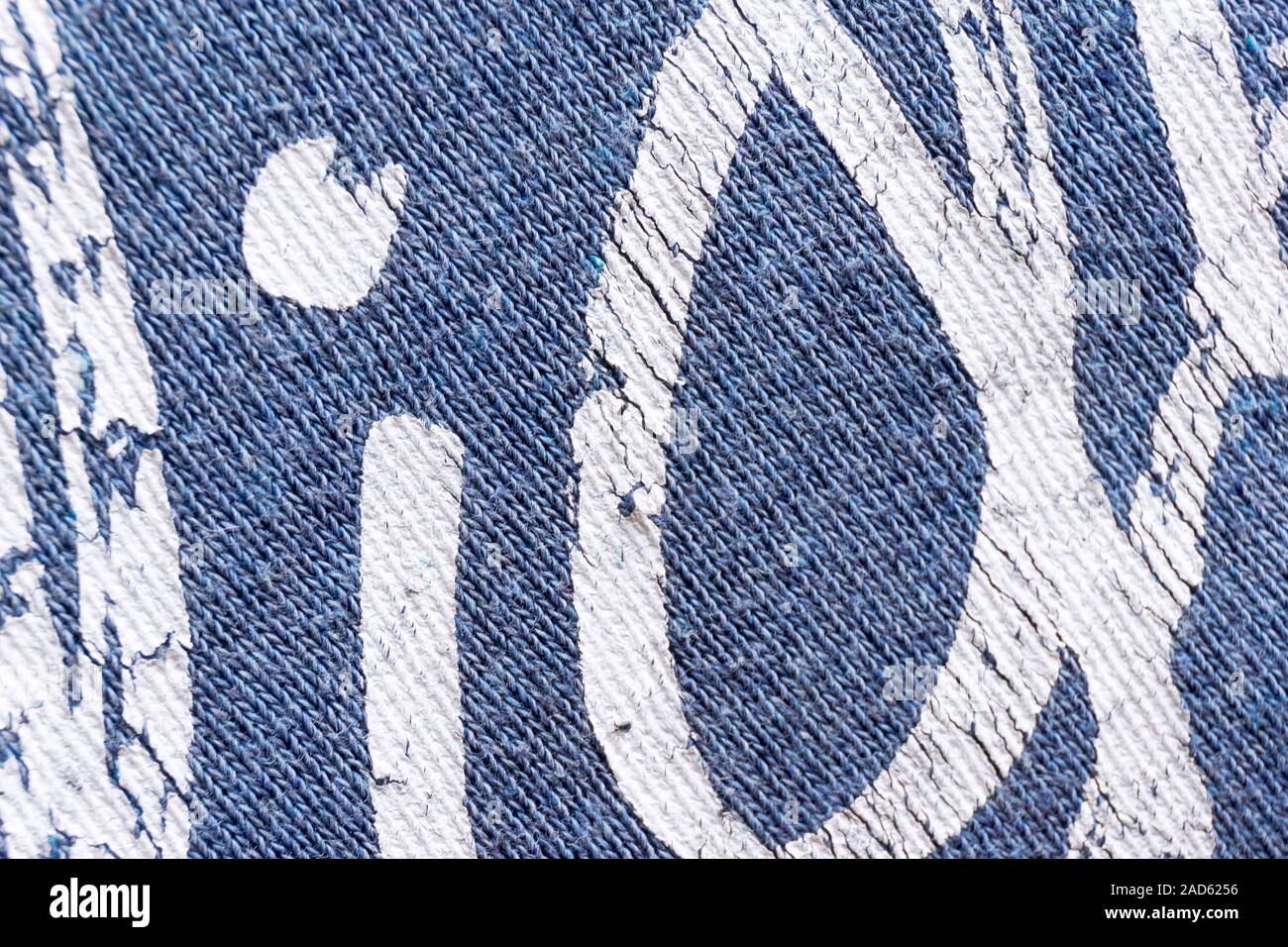 Macro astratto texture di sfondo bianco stampa tipografica sul blu t-shirt Foto Stock