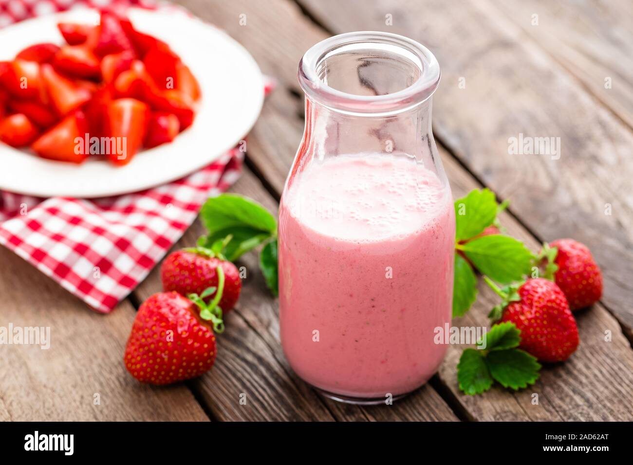 Yogurt alla fragola con frutti di bosco freschi e deliziosi drink e cocktail Foto Stock