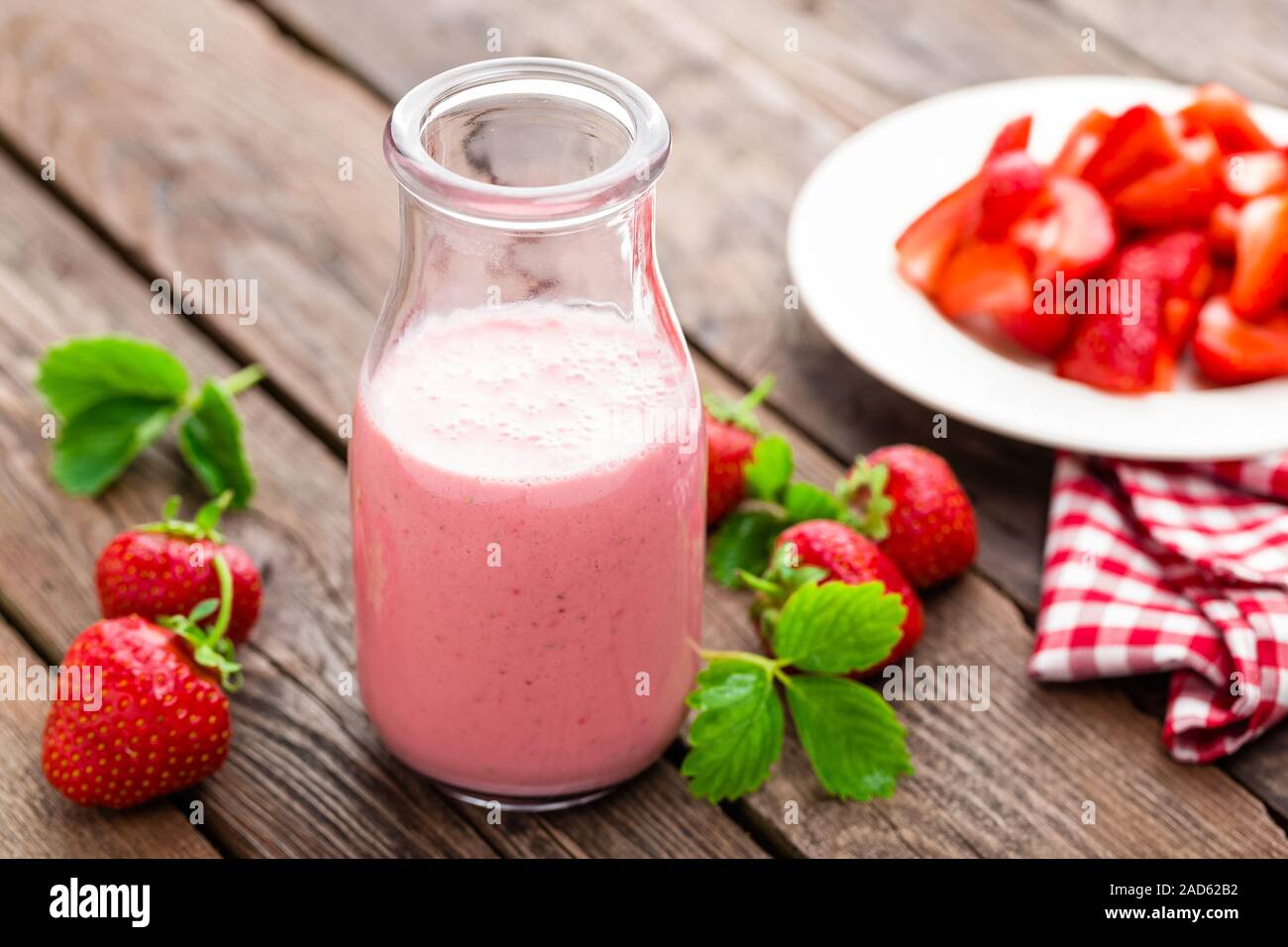 Yogurt alla fragola con frutti di bosco freschi e deliziosi drink e cocktail Foto Stock