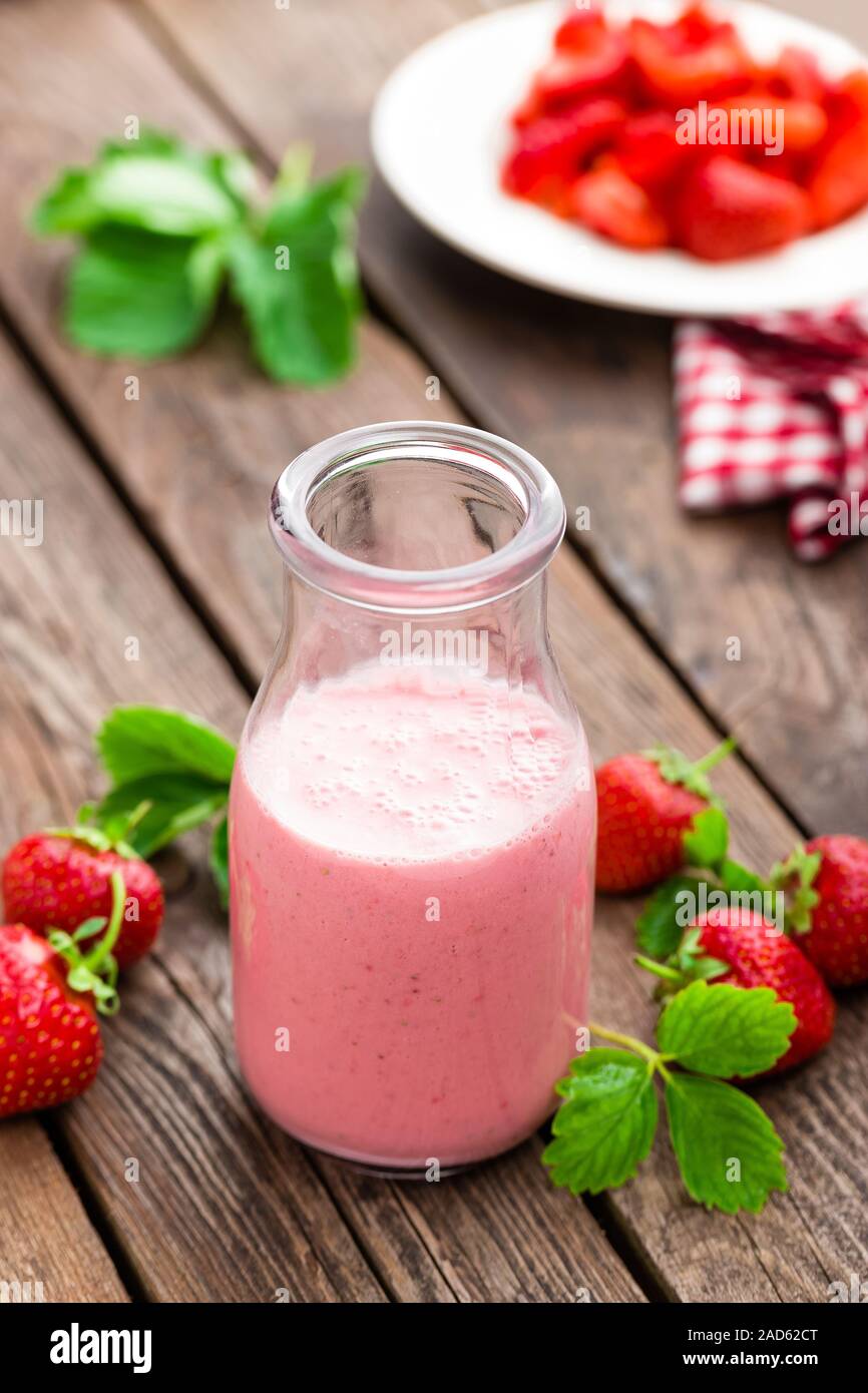 Yogurt alla fragola con frutti di bosco freschi e deliziosi drink e cocktail Foto Stock