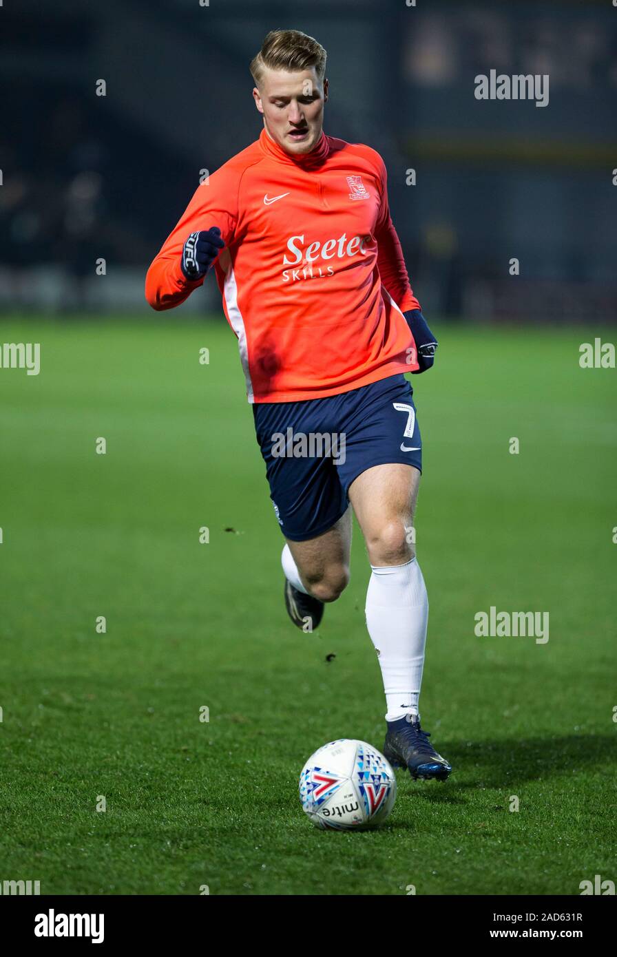 Burton upon Trent, Regno Unito. 03 Dic, 2019. Il 3° dicembre 2019; Pirelli Stadium, Burton Upon Trent, Staffordshire, Inghilterra; Campionato inglese un calcio, Burton Albion versus Southend Regno; Stephen Humphrys di Southend uniti con la sfera ai suoi piedi durante la pre-match warm up - rigorosamente solo uso editoriale. Nessun uso non autorizzato di audio, video, dati, calendari, club/campionato loghi o 'live' servizi. Online in corrispondenza uso limitato a 120 immagini, nessun video emulazione. Nessun uso in scommesse, giochi o un singolo giocatore/club/league pubblicazioni Credit: Azione Plus immagini di sport/Alamy Live News Foto Stock