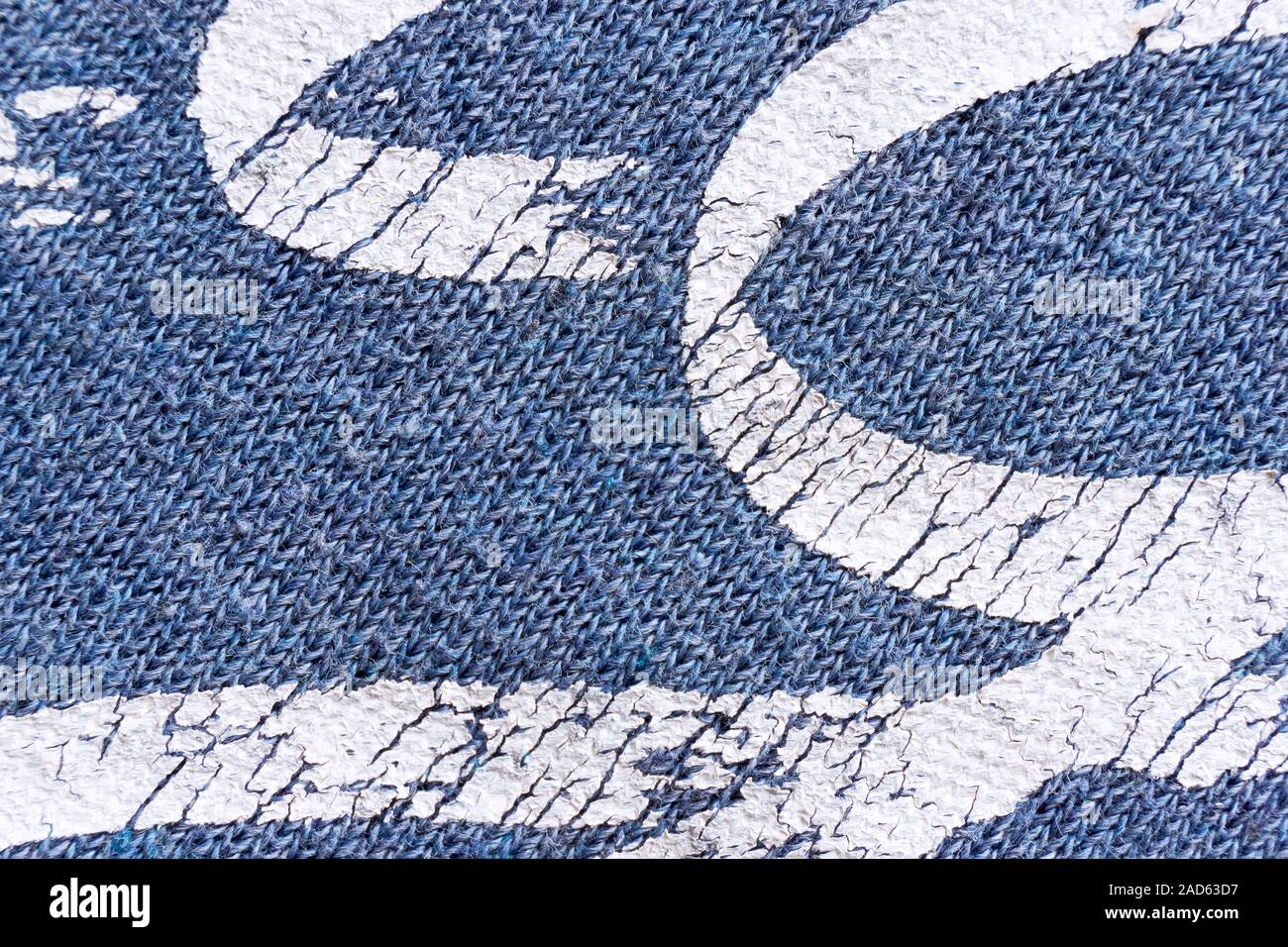Macro astratto texture di sfondo bianco stampa tipografica sul blu t-shirt Foto Stock