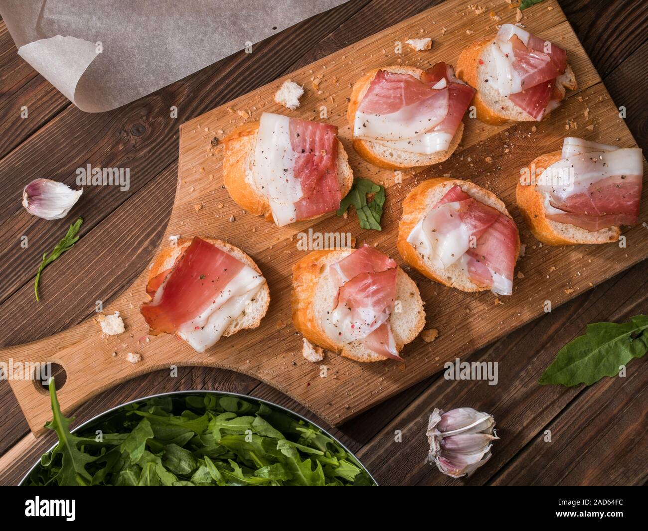 Tavolo con pane e pancetta Foto Stock