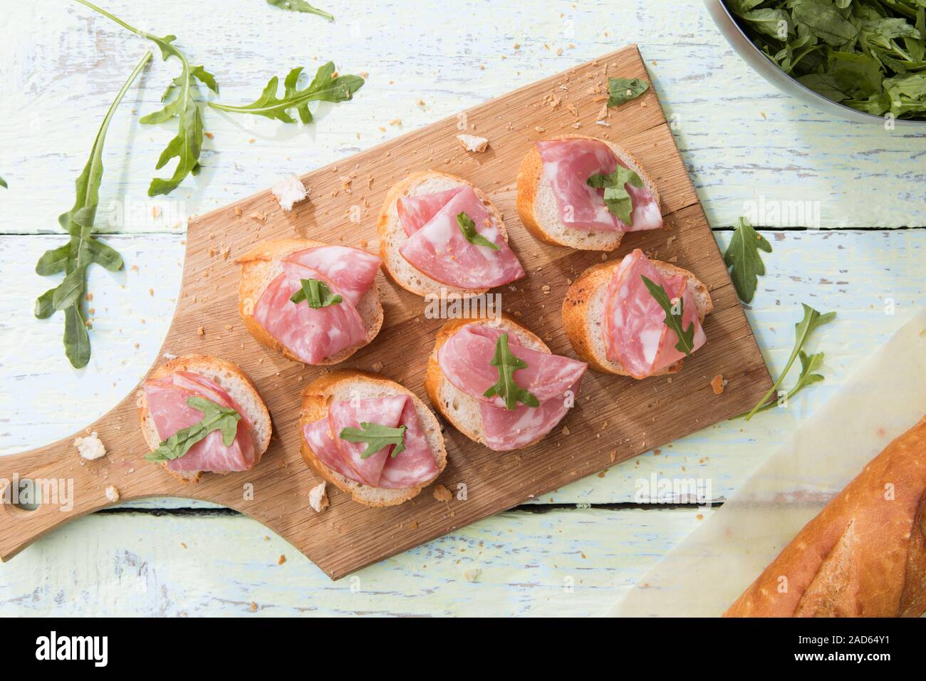 Panino di prosciutto sul pannello di legno Foto Stock