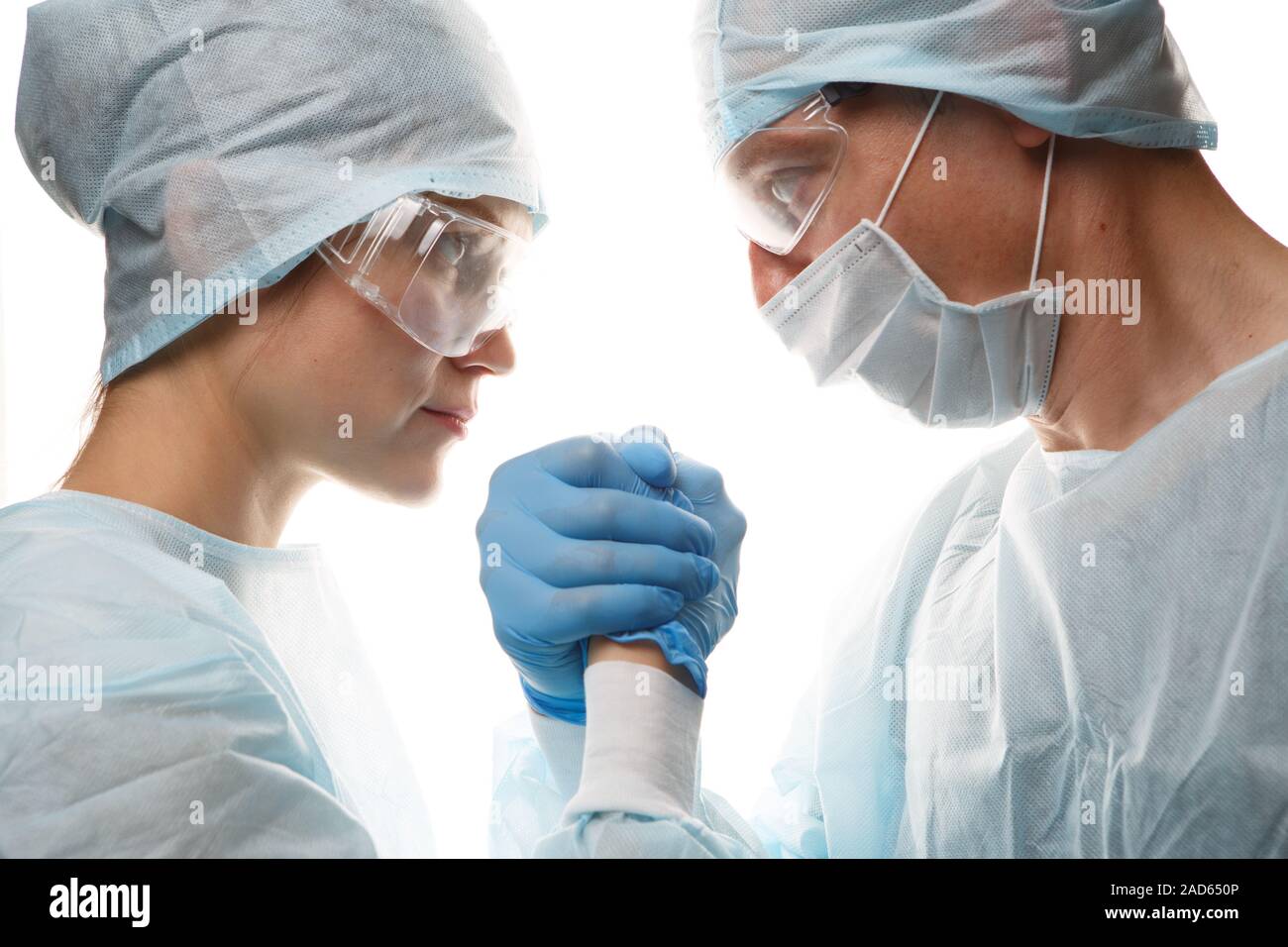 I giovani lavoratori medici rendono handshake Foto Stock